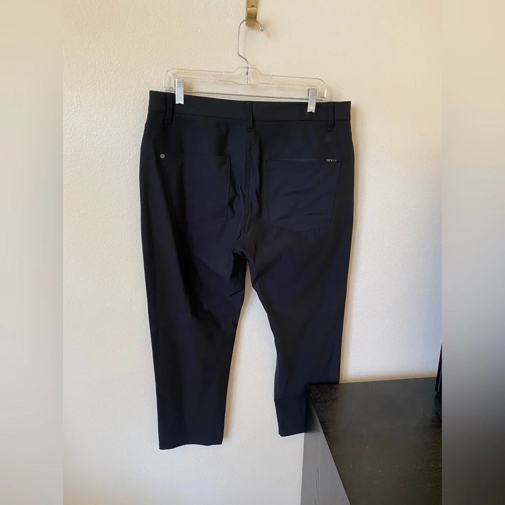 Vuori Men’s Meta Cropped Chino Pants Black Size 38 Athletic Business Casual